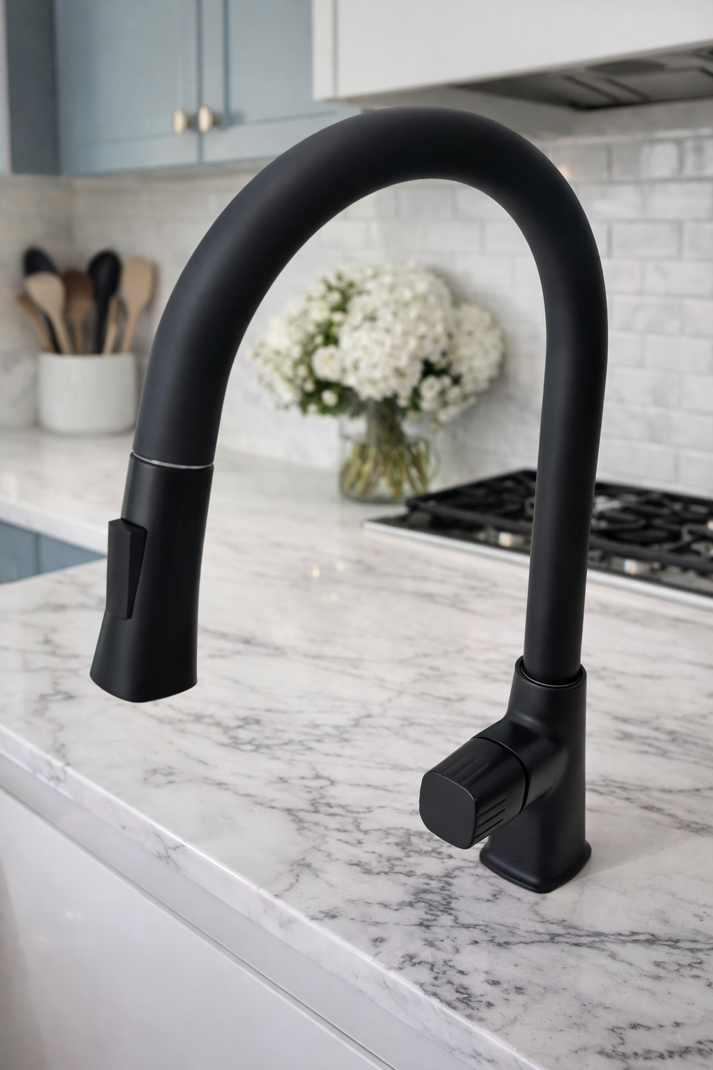 صنبور مطبخ أسود أنيق