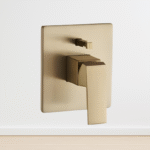 وجه خلاط دش مربع ذهبي مطفي بخطين – فخامة التصميم ودقة الأداء في قطعة واحدة