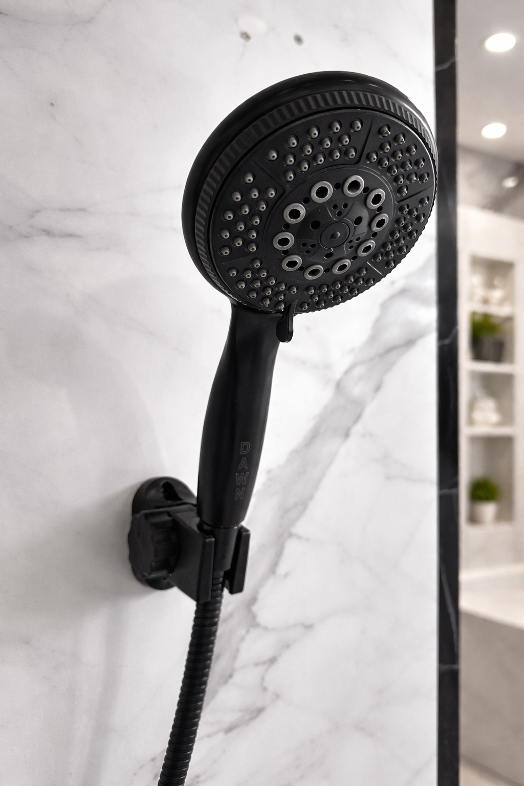 دوش يدوي عصري بتفاصيل أنيقة