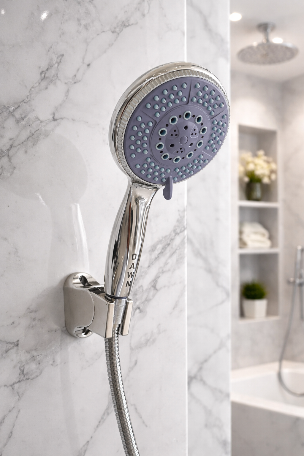 رذاذ الاستحمام العصري في الحمام الفاخر